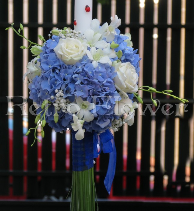 Lumanare de botez cu hortensia albastra, trandafiri albi si orhidee dendrobium alb